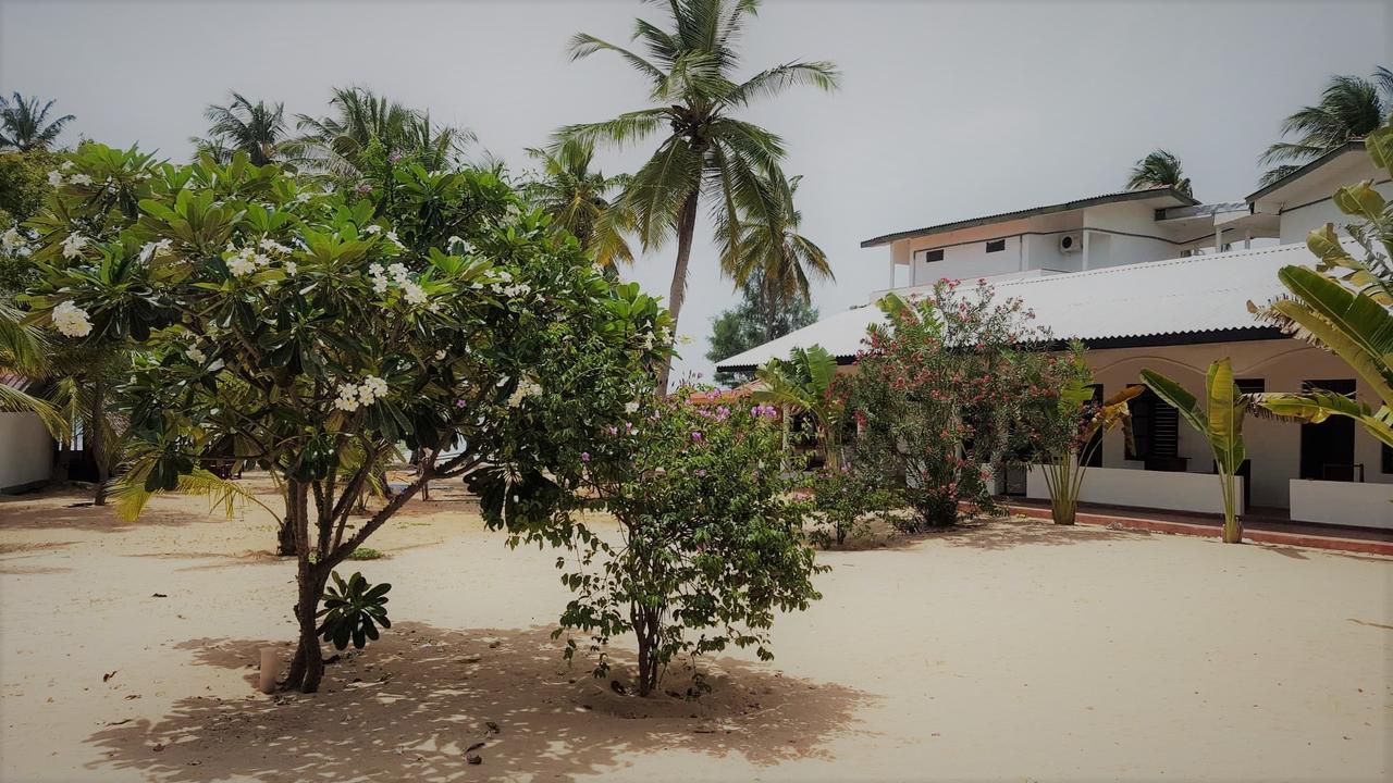 Alfresco Beach Hotel Uppuveli Exterior foto
